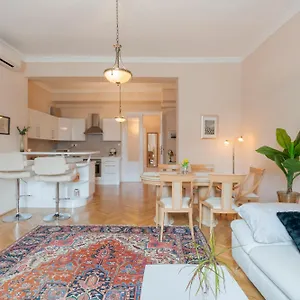 View To The Roofs Luxury With 2 Bedrooms Будапешт